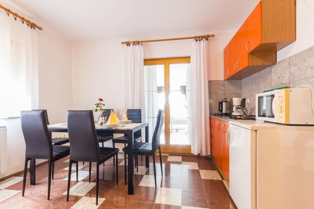 Apartments And Rooms Michaela Fazana Exterior photo